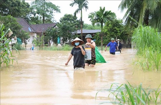 Residents in Yen Hop commune, Quy Hop district, Nghe An province move their property and furniture from flooded houses to safer places (Photo: VNA)