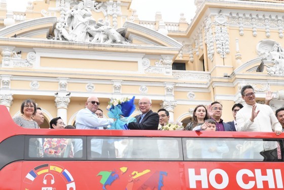 The bus is decorated with pictures of Fidel Castro waving the flag of the National Liberation Front of South Vietnam on Hill 41 in Quang Tri in September 1973. (Photo: SGGP)