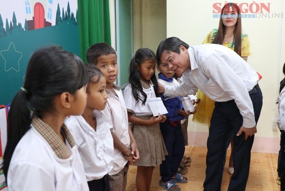 Editor-in-chief of the SGGP Newspaper Tang Huu Phong talks with students. (Photo: SGGP)