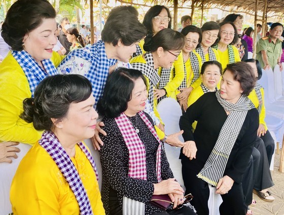 Delegates attend the opening ceremony of the 2023 Hau Giang ba ba Blouse Festival. (Photo: SGGP)