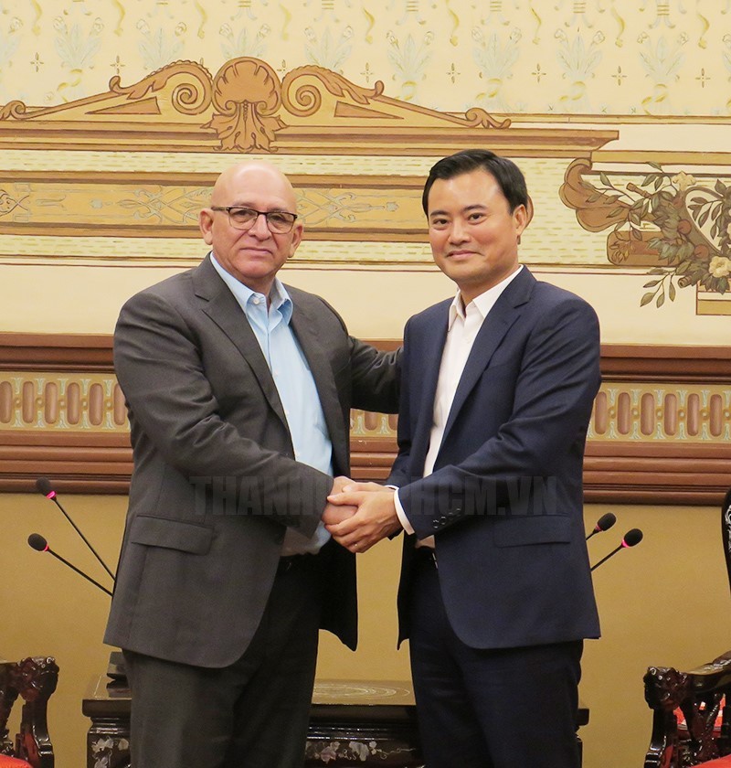 Vice Chairman of the HCMC People's Committee Bui Xuan Cuong (R) receives Cuban Minister of Construction Rene Antonio Mesa Villafana on September 29. (Photo: hcmcpv) Vice Chairman of the HCMC People's Committee Bui Xuan Cuong (R) receives Cuban Minister of Construction Rene Antonio Mesa Villafana on September 29. (Photo: hcmcpv)