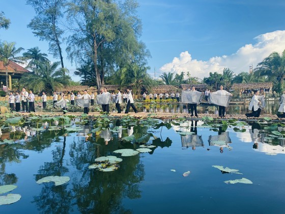 An art performance at the opening ceremony of the 2023 Hau Giang ba ba Blouse Festival. (Photo: SGGP)
