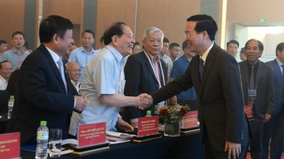 President Vo Van Thuong (first, right) shakes hands with a veteran writer at the first conference of Vietnamese veteran writers in Hai Phong on September 30 (Photo: SGGP)