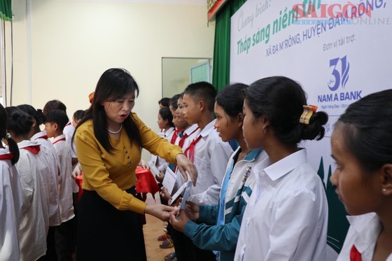 A representative of the Department of Education and Training offers scholarships to students. (Photo: SGGP)