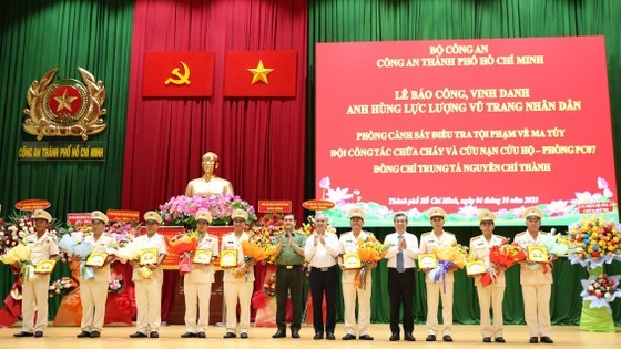 Leaders of HCMC and the municipal Department of Public Security offer certificates of merit to collectives and individuals. (Photo: SGGP)
