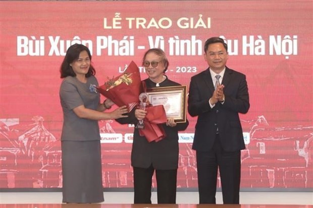People’s Artist director Dang Nhat Minh (center) wins the Grand Prize at the annual Bui Xuan Phai Awards ceremony held in Hanoi on October 5. (Photo: VNA) People’s Artist director Dang Nhat Minh (center) wins the Grand Prize at the annual Bui Xuan Phai Awards ceremony held in Hanoi on October 5. (Photo: VNA)