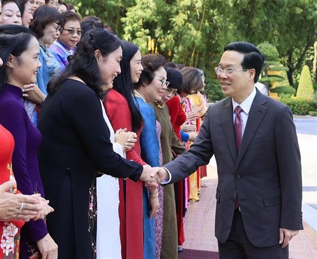 President Vo Van Thuong greets representatives of theVietnam Association for Women Entrepreneurs (VAWE) in Hanoi on October 5. (Photo: VNA)