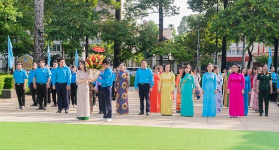 Delegates lay flowers in tribute to President Ho Chi Minh at his Statue in the HCMC Children's Cultural House. (Photo: SGGP)