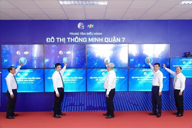 At the launching ceremony of the centre for smart city operation (Photo: laodong.vn) At the launching ceremony of the centre for smart city operation (Photo: laodong.vn)
