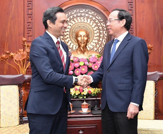 Secretary of the HCMC Party Committee Nguyen Van Nen (R) and Malaysian Consul General in HCMC, Firdauz Bin Othman at the meeting (Photo: SGGP)