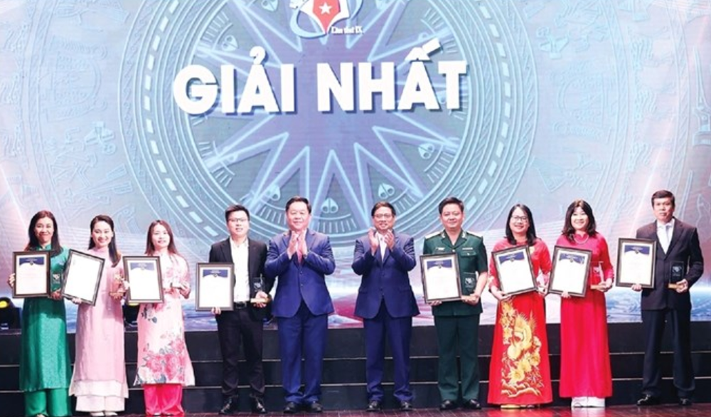 Prime Minister Pham Minh Chinh (fifth from right) presents awards to first prize winners (Photo: VNA)