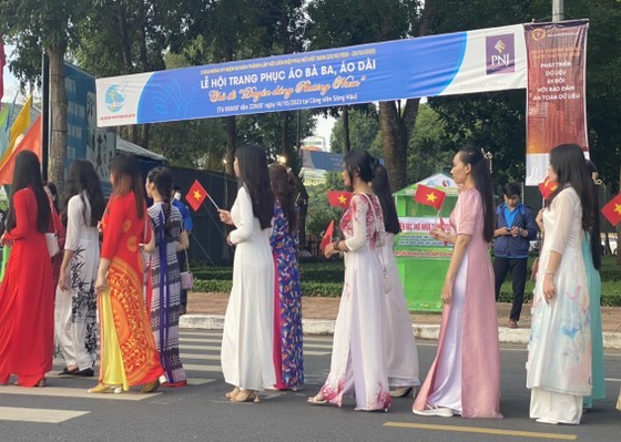 Women wearing Ao Dai (Vietnamese traditional dress) participate in the parade. (Photo: SGGP)