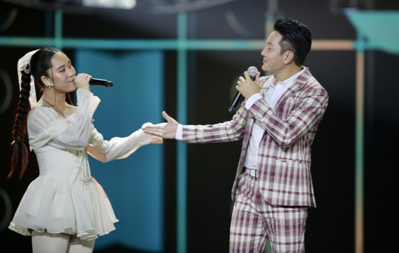 Nguyen Phi Hung (R) and Bella Vu