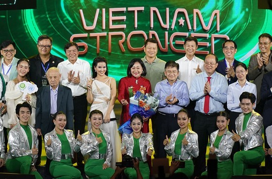 HCMC's leaders congratulate the organization board and artists at the concert.