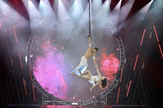 Circus artists Hien Phuoc and Thanh Hoa