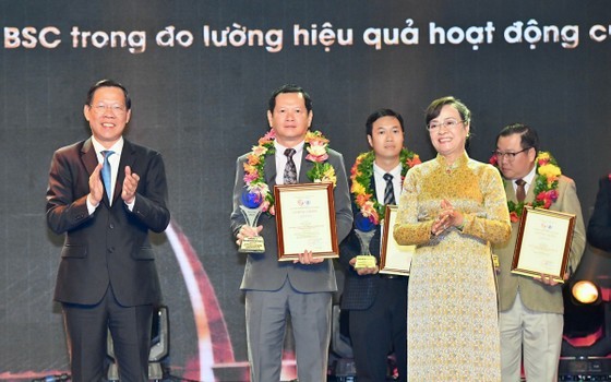 Chairman of the HCMC People's Committee Phan Van Mai (L) presents the 3rd HCMC Creativity Awards on September 8. (Photo: SGGP)