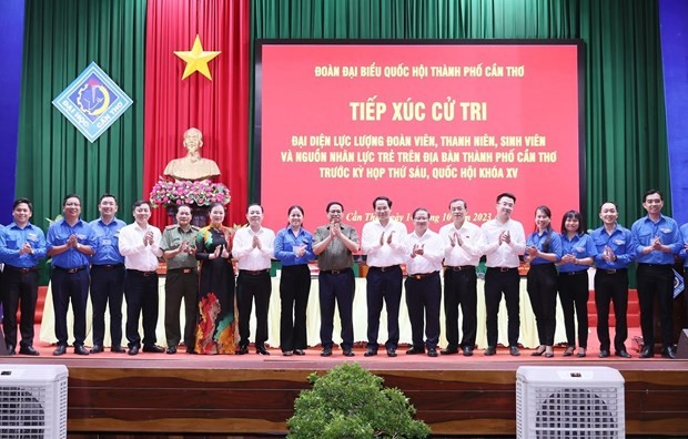 PM Pham Minh Chinh (centre), officials, and young voters of Can Tho city at the meeting on October 14 (Photo: VNA) PM Pham Minh Chinh (centre), officials, and young voters of Can Tho city at the meeting on October 14 (Photo: VNA)
