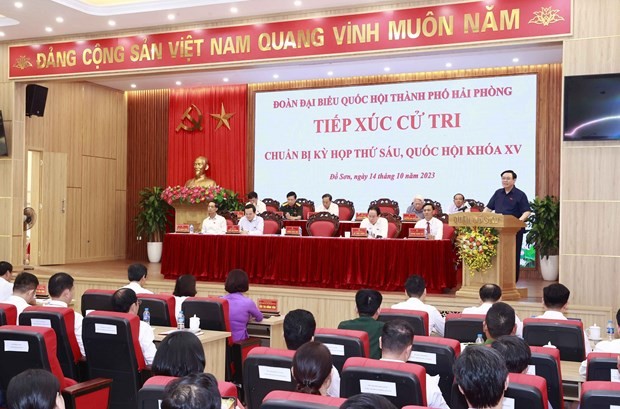 NA Chairman Vuong Dinh Hue speaks at the meeting. (Photo: VNA)