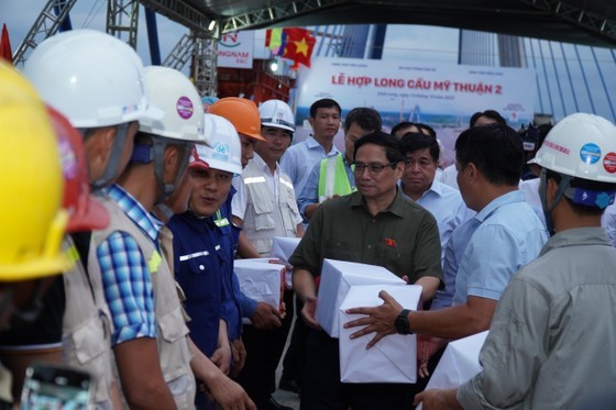 PM Pham Minh Chinh offers gifts to construction engineers and workers. (Photo: SGGP)