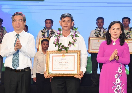 HCMC's leaders present certificates of merit to excellent farmers. (Photo: SGGP)