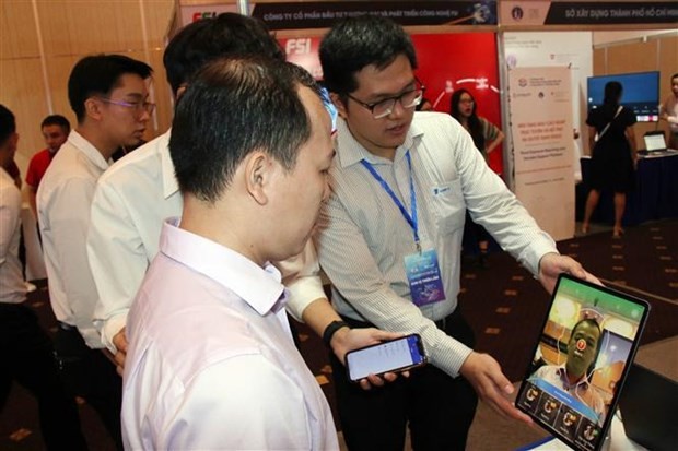Visitors experience a digital technology introduced at the Ho Chi Minh City Digital Transformation Week 2023. (Photo: VNA)