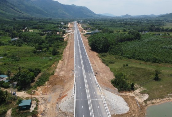 The National Highway 45-Nghi Son and Nghi Son-Dien Chau expressways will significantly reduce travel time between Thanh Hoa and Nghe An to 1.5 hours, and between Hanoi and Nghe An to 3.5 hours. (Photo: SGGP)