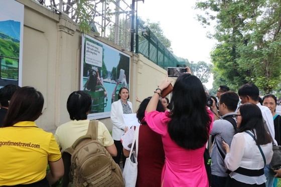 Ms. Emmanuelle Pavillon-Grosser, Consul General of France in HCMC introduces the photo exhibition to press agencies and visitors. (Photo: SGGP)