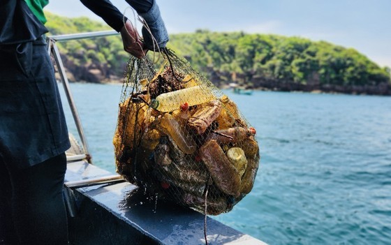 Fishermen in Phu Quoc collect plastic waste during their offshore fishing trips. (Photo: SGGP)