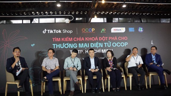 Sellers atttend the TikTok-based livestream program. (Photo: SGGP)