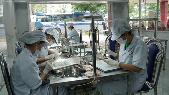 According to Director of Yen Dao Can Gio Service Trading Investment Company Limited Phan Ngoc Dieu, e-commerce sales have increased faster than traditional retail. (Photo: SGGP)