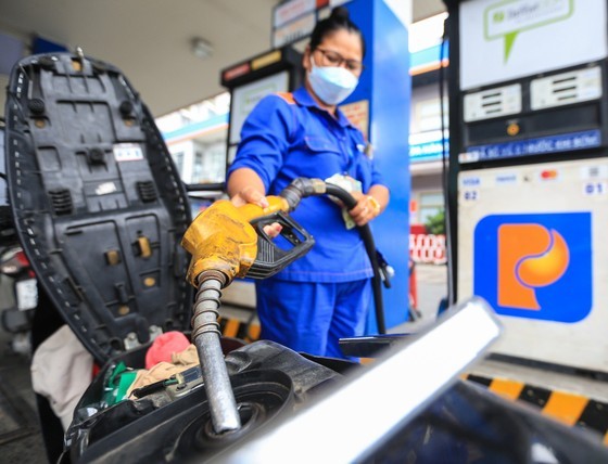 Retail petrol prices slightly increase in the latest adjustment on October 23. (Photo: SGGP)