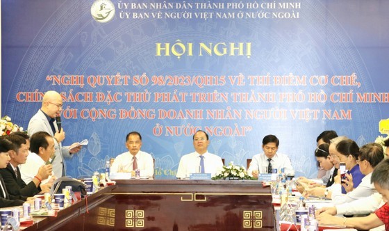 At the conference about Resolution No. 98/2023/QH15 on piloting several specific mechanisms and policies for the development of HCMC held by the Overseas Vietnamese Committee of HCMC. (Photo: SGGP) At the conference about Resolution No. 98/2023/QH15 on piloting several specific mechanisms and policies for the development of HCMC held by the Overseas Vietnamese Committee of HCMC. (Photo: SGGP)