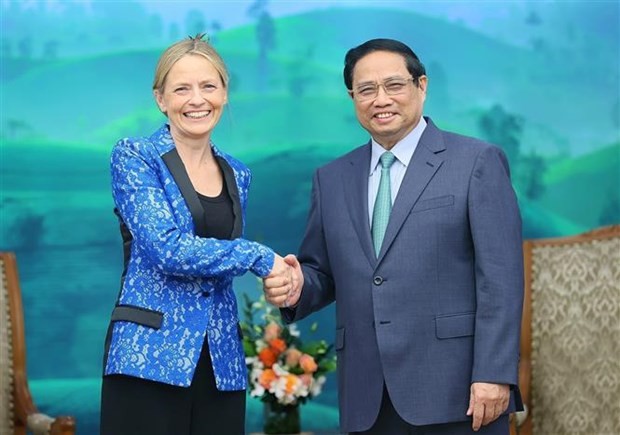 Prime Minister Pham Minh Chinh (R) and Vice President of International Public Policy &amp; Government Affairs at Amazon Susan Pointer. (Photo: VNA)
