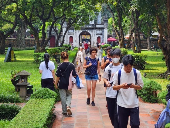 Foreign tourists visit Hanoi. (Photo: SGGP)