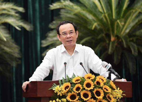 Secretary of the HCMC Party Committee Nguyen Van Nen asks the State agencies and departments at levels to bring the Party Central Committee's resolutions into life effectively as soon as possible. (Photo: SGGP)