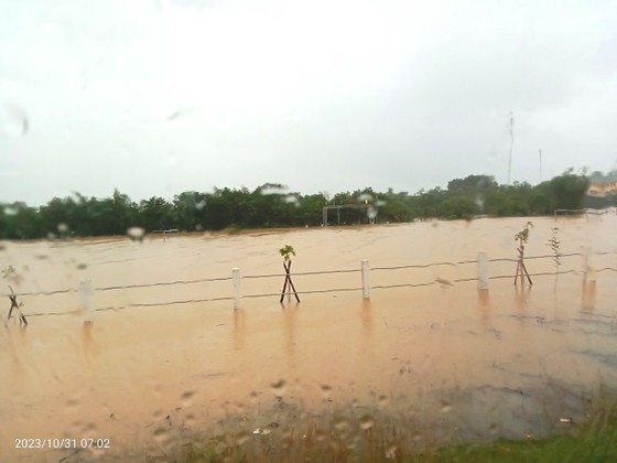 Floods have destroyed and blocked a road in Ha Linh Commune.
