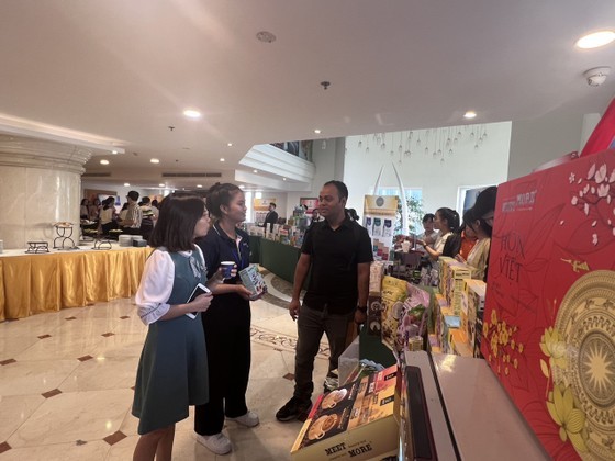 Vietnamese businesses present their products to foreign partners at the forum. (Photo: SGGP)