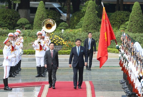 State President Vo Van Thuong (L) and Mongolian President Ukhnaagiin Khurelsukh review the honor guard of the Vietnam People's Army at the receiving ceremony. (Photo: SGGP)