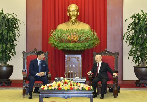 General Secretary Nguyen Phu Trong (R) and Mongolian President Ukhnaagiin Khurelsukh at the receving ceremony (Photo: SGGP)