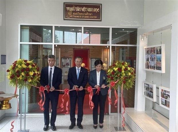 Vietnamese Ambassador to Thailand Phan Chi Thanh (C) cut the ribbon to open the center. (Photo: VNA)