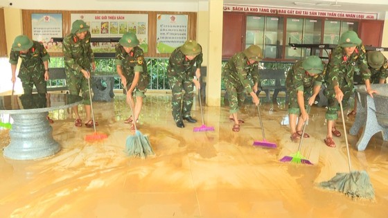 Military officers provide assistance to locals in flood-affected Ha Tinh ảnh 10