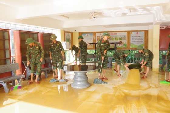 Military officers provide assistance to locals in flood-affected Ha Tinh ảnh 4