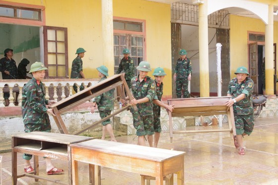 Military officers provide assistance to locals in flood-affected Ha Tinh ảnh 5