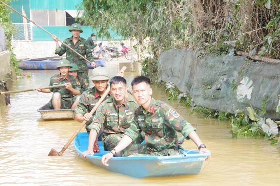 Military officers provide assistance to locals in flood-affected Ha Tinh ảnh 6