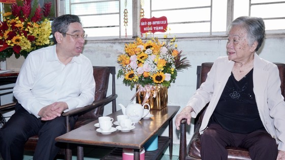Mr. Nguyen Phuoc Loc highly appreciates the life, career, and dedication of Mrs.Pham Kim Ha who had 75 years of revolutionary activities. (Photo: SGGP)