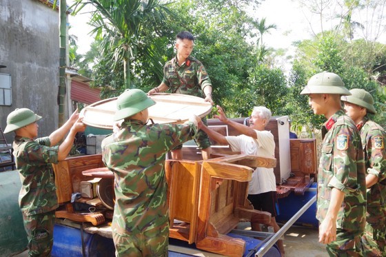 Military officers provide assistance to locals in flood-affected Ha Tinh ảnh 7