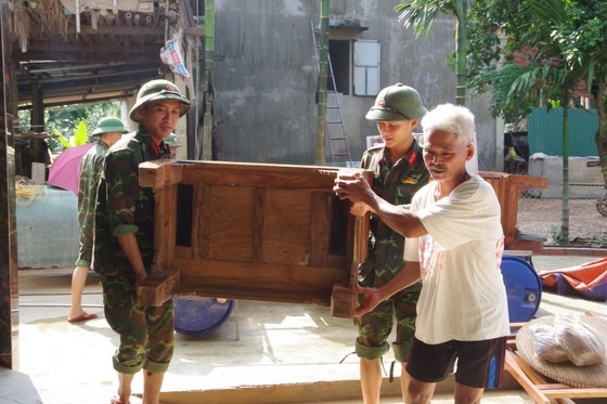 Military officers provide assistance to locals in flood-affected Ha Tinh ảnh 8