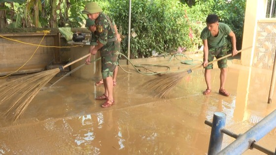 Military officers provide assistance to locals in flood-affected Ha Tinh ảnh 9