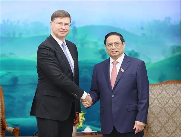 Prime Minister Pham Minh Chinh (R) and European Commission (EC) Executive Vice President Valdis Dombrovskis, who is also the EU's Trade Commissioner. (Photo: VNA)
