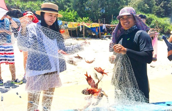 Visitors take a day as a fisherman and get numerous awesome experiences with fishing tours on Phu Quy Island. Visitors take a day as a fisherman and get numerous awesome experiences with fishing tours on Phu Quy Island.